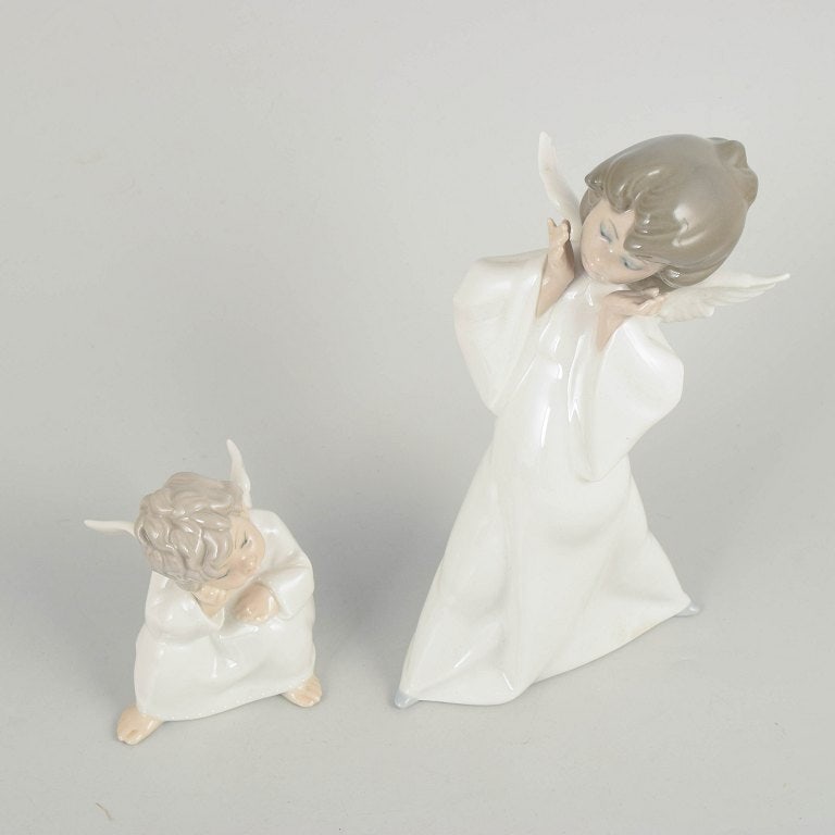 Lladró,, Spain. Figurines, set of two porcelain angels in muted tones. Approx. 1980s. - 2