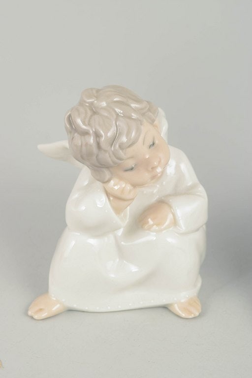 Lladró,, Spain. Figurines, set of two porcelain angels in muted tones. Approx. 1980s. - 3