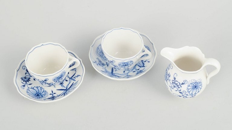 Meissen, Germany. Blue Onion, set of two demitasse cups with matching saucers and creamer with blue - 2