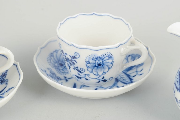 Meissen, Germany. Blue Onion, set of two demitasse cups with matching saucers and creamer with blue - 3