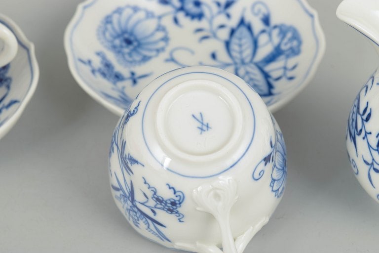 Meissen, Germany. Blue Onion, set of two demitasse cups with matching saucers and creamer with blue - 4