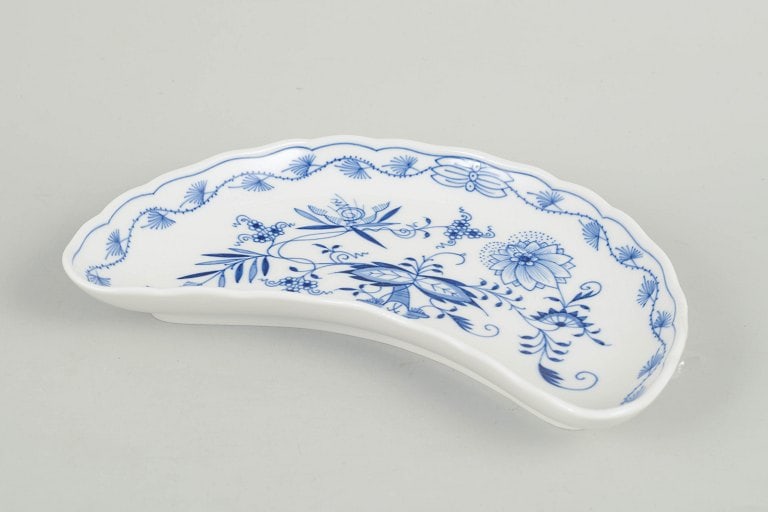 Meissen, Germany. Blue Onion porcelain dish with blue decoration. Early 20th century.: Meissen Blue Onion dish. Decorative porcelain dish with hand-painted blue decoration in the classic Blue Onion pattern. Produced by Meissen in the early 20th century and marked with Meissen crossed sw