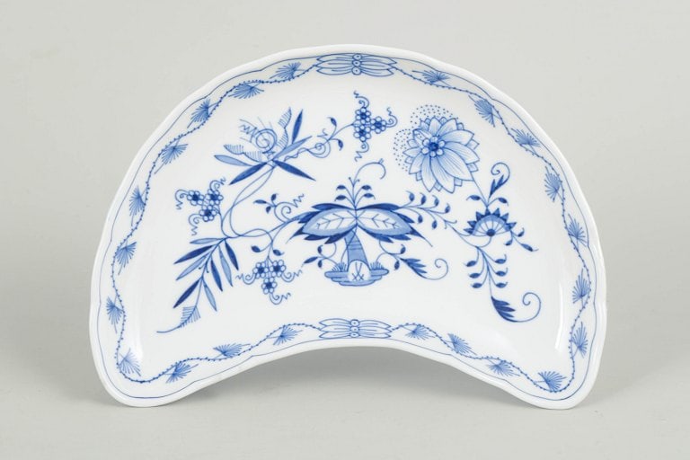Meissen, Germany. Blue Onion porcelain dish with blue decoration. Early 20th century. - 2
