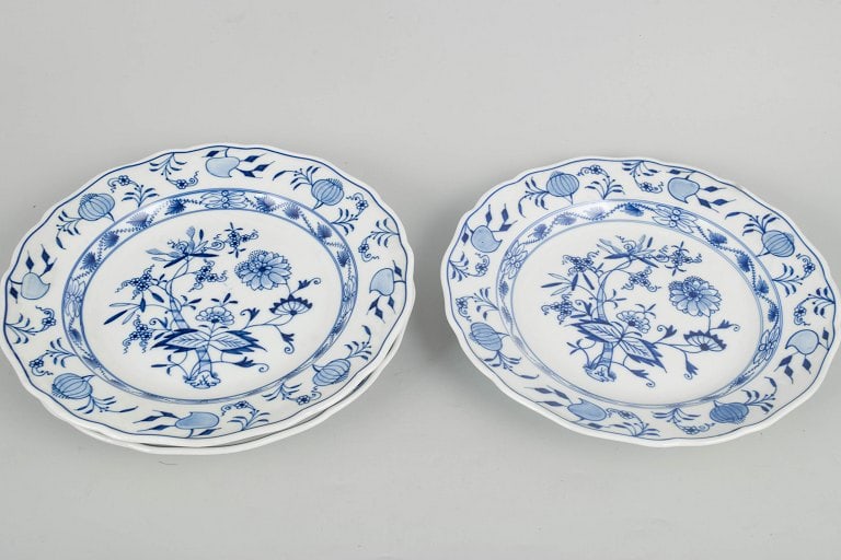 Meissen, Germany. Blue Onion, set of three porcelain dinner plates with hand-painted blue - 2