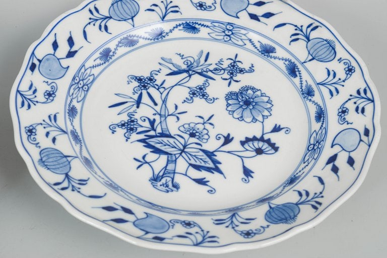 Meissen, Germany. Blue Onion, set of three porcelain dinner plates with hand-painted blue - 3