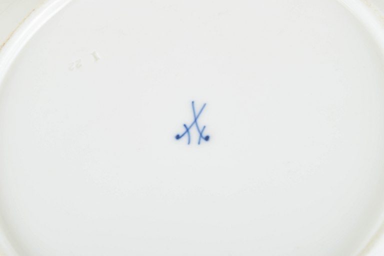 Meissen, Germany. Blue Onion, set of three porcelain dinner plates with hand-painted blue - 4