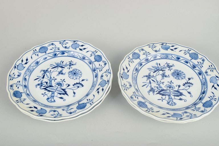 Meissen Blue Onion, Germany. Set of four porcelain dinner plates with blue decoration. Early 20th - 2