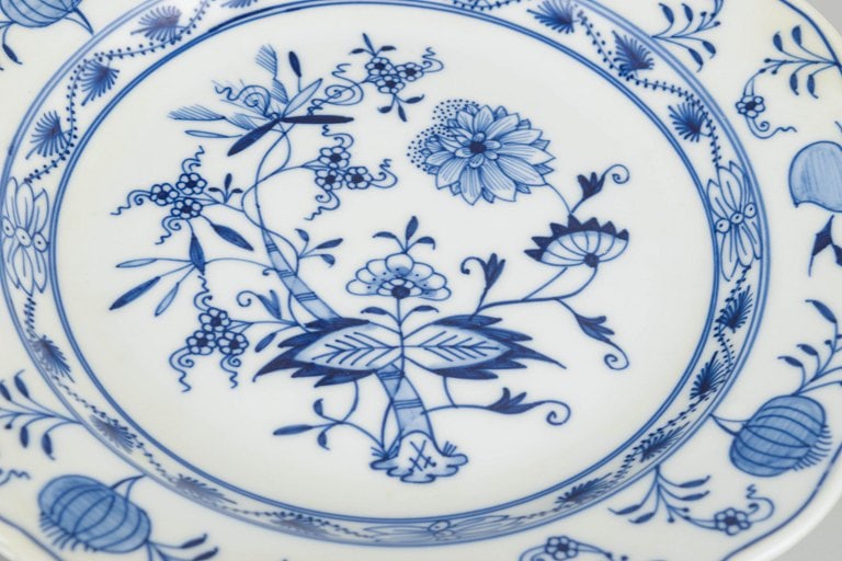 Meissen Blue Onion, Germany. Set of four porcelain dinner plates with blue decoration. Early 20th - 3