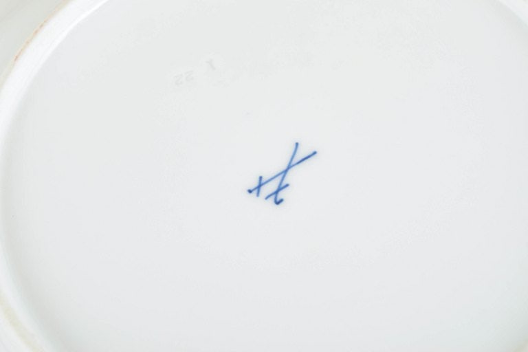 Meissen Blue Onion, Germany. Set of four porcelain dinner plates with blue decoration. Early 20th - 4