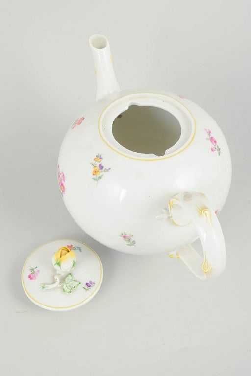 Meissen, Germany. Porcelain teapot with polychrome flower decoration. Mid-20th century. - 3