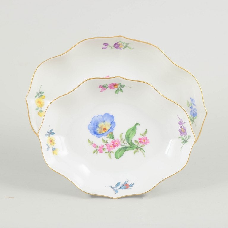 Meissen, Germany. Set of two dishes with polychrome flower decoration. Mid-20th century. - 2