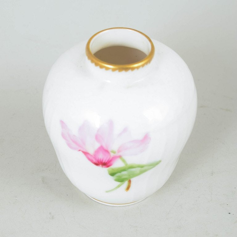 Royal Copenhagen, Denmark. Saxon flower, porcelain vase with gilded rim. Circa 1900. - 3