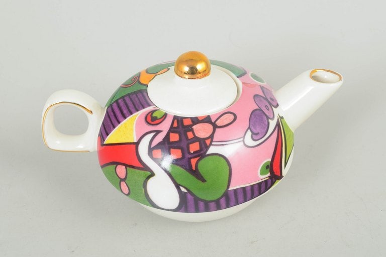 Europe. Picasso teapot with lid with colourful decoration. Late 20th century. - 2