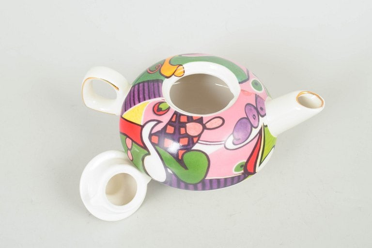 Europe. Picasso teapot with lid with colourful decoration. Late 20th century. - 3