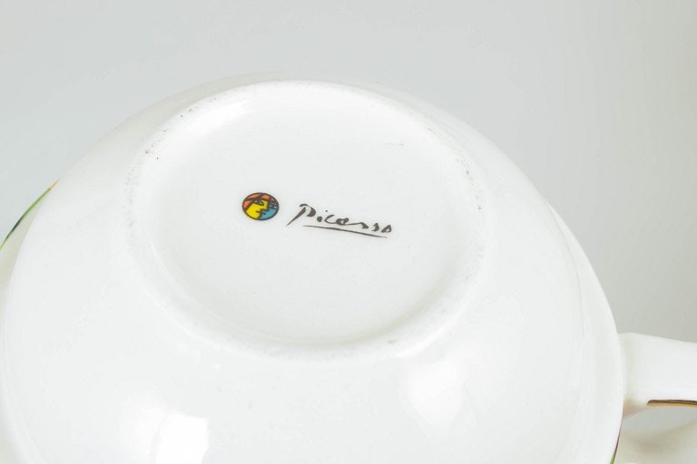 Europe. Picasso teapot with lid with colourful decoration. Late 20th century. - 4