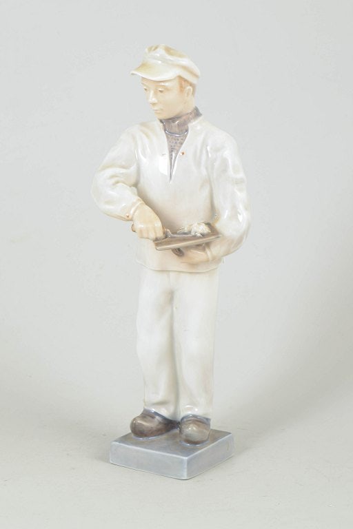 Royal Copenhagen, Denmark. Porcelain bricklayer with tools figurine. Dated 1965.: Royal Copenhagen bricklayer figurine. Naturalistic porcelain figure depicting a bricklayer with tools, executed in hand-painted glaze. The model is numbered 4377 and displays refined detailing in