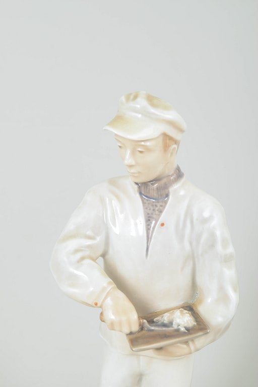 Royal Copenhagen, Denmark. Porcelain bricklayer with tools figurine. Dated 1965. - 3