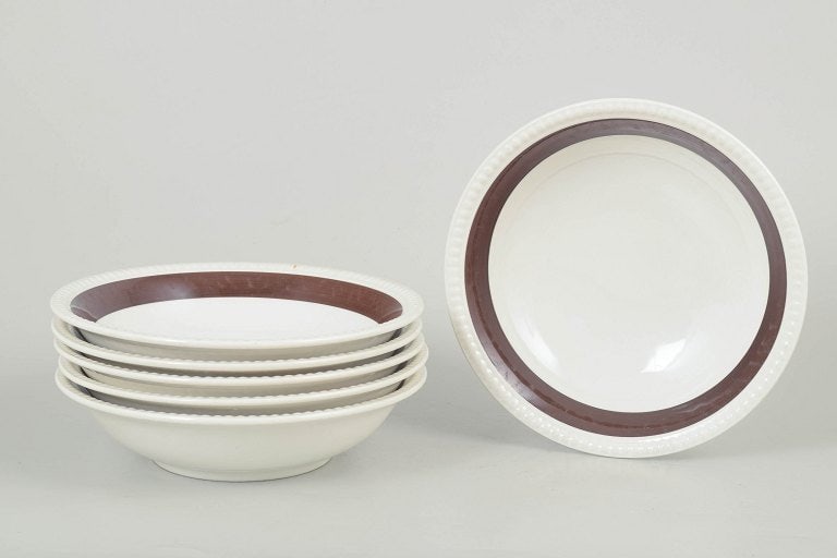 Gefle "Malta", Sweden. Set of six porcelain deep plates with brown rim on a white ground. Approx.: Gefle "Malta", set of six deep plates. Classic retro porcelain tableware with brown rim decoration on a white ground, characteristic of mid-20th century Scandinavian design. Origin: Sweden. Material: 