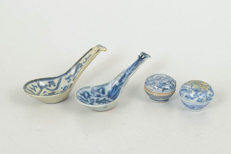 China. Two spoons and two miniature lidded bowls with blue underglaze decoration in porcelain. Qing (1 of 4)