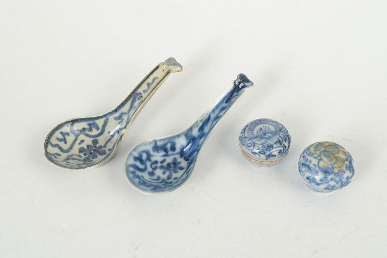 China. Two spoons and two miniature lidded bowls with blue underglaze decoration in porcelain. Qing - 2