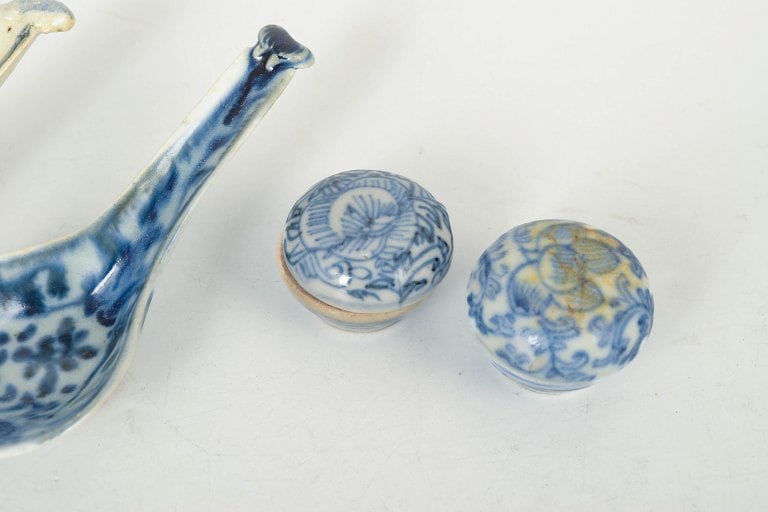 China. Two spoons and two miniature lidded bowls with blue underglaze decoration in porcelain. Qing - 3