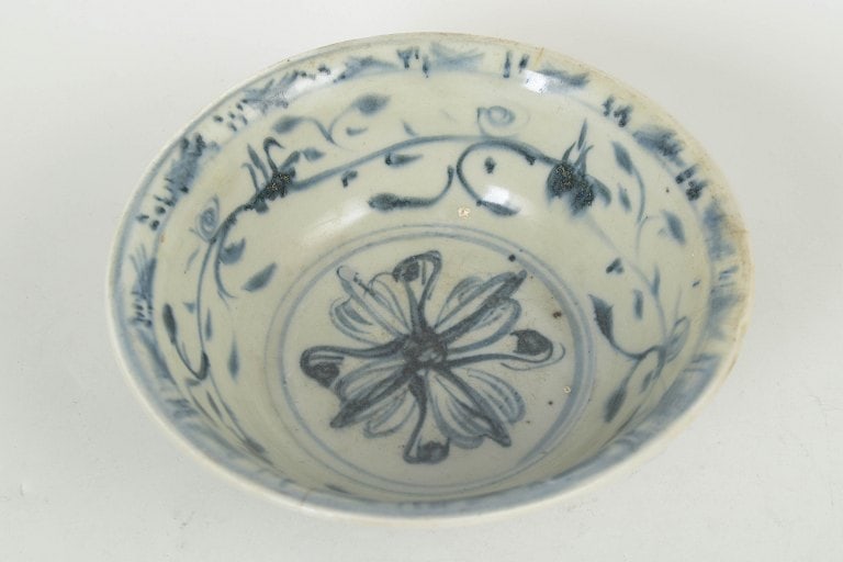 China. Porcelain bowl with detailed blue underglaze decoration. Ming dynasty. - 2