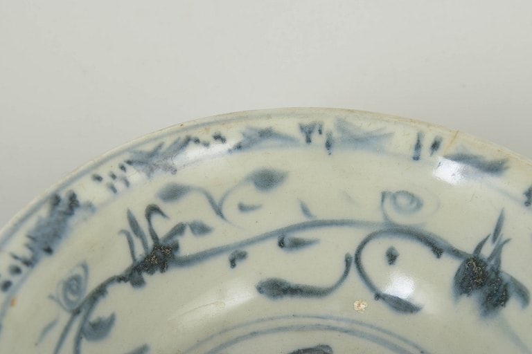 China. Porcelain bowl with detailed blue underglaze decoration. Ming dynasty. - 3