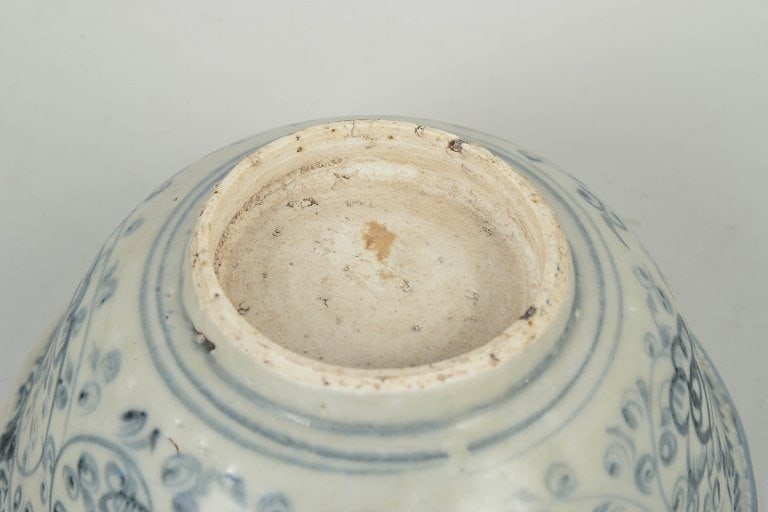 China. Porcelain bowl with detailed blue underglaze decoration. Ming dynasty. - 4