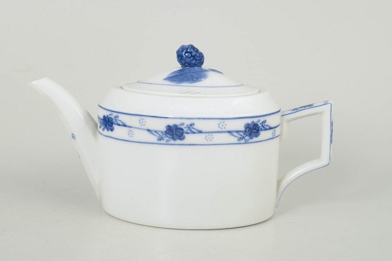 Royal Copenhagen, Denmark. Rosenknop/Blue Rose porcelain teapot with blue floral decoration. Approx. - 2