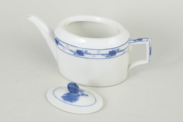 Royal Copenhagen, Denmark. Rosenknop/Blue Rose porcelain teapot with blue floral decoration. Approx. - 3