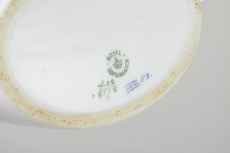 Royal Copenhagen, Denmark. Rosenknop/Blue Rose porcelain teapot with blue floral decoration. Approx. - 4