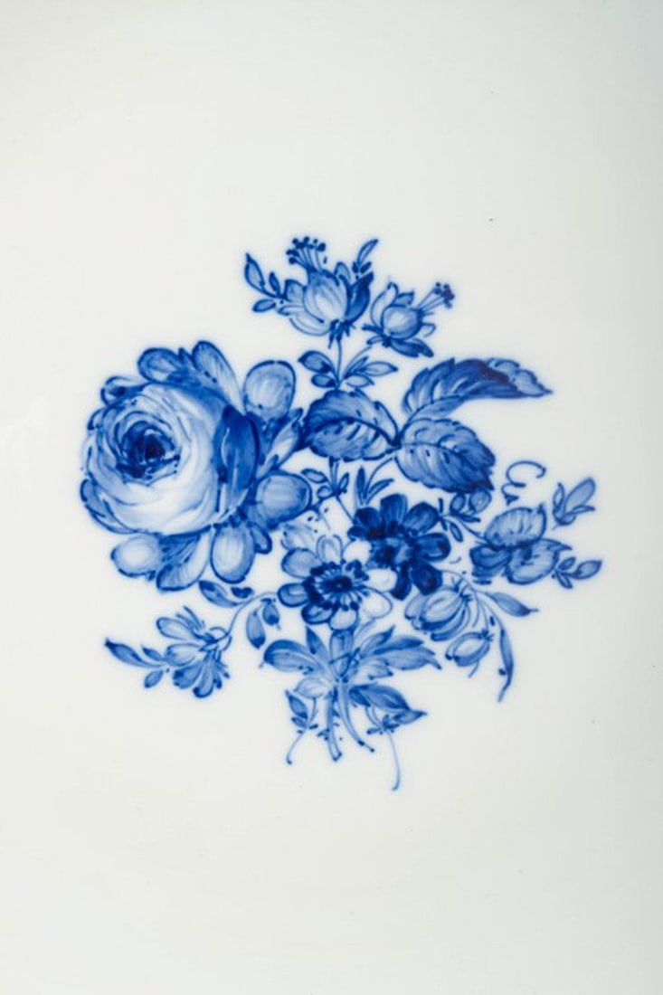 Meissen, Germany. Porcelain plate with 'Blaue Blume' pattern with insects. Ca. 1900-1924. - 2