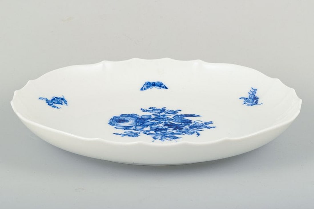 Meissen, Germany. Porcelain plate with 'Blaue Blume' pattern with insects. Ca. 1900-1924. - 3