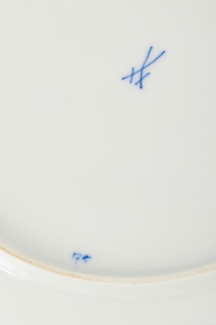 Meissen, Germany. Porcelain plate with 'Blaue Blume' pattern with insects. Ca. 1900-1924. - 4