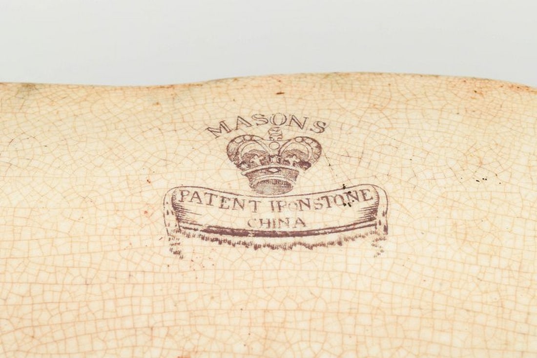 Mason's, England. Large oval dish in faience executed in classic Patent Ironstone China. 19th - 5