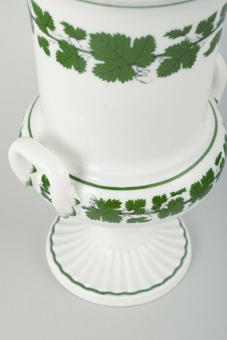 Meissen, Germany. Green Vine-Leaf Pattern porcelain vase on foot. 1992. - 3