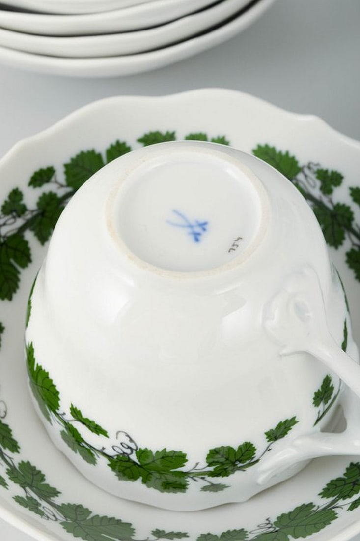 Meissen, Germany. Six Green Vine-Leaf Pattern porcelain mocha cups with saucers. 20th century. - 5