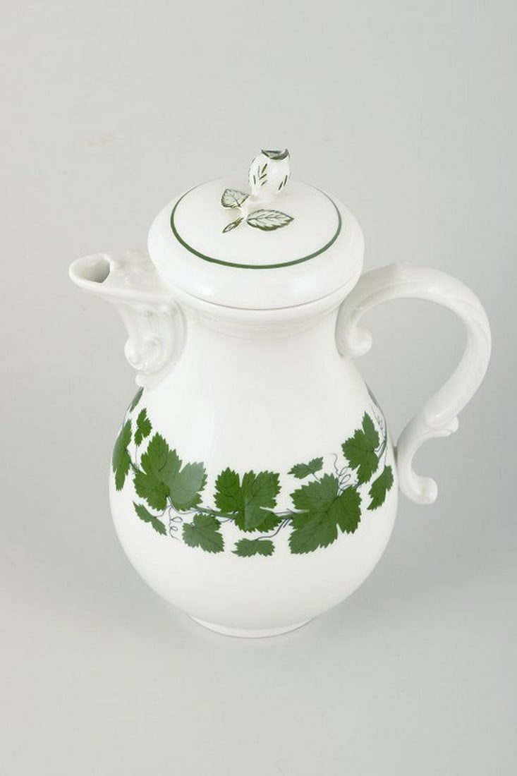 Meissen, Germany. Green Vine-Leaf Pattern porcelain coffee pot with lid. 20th century. - 2