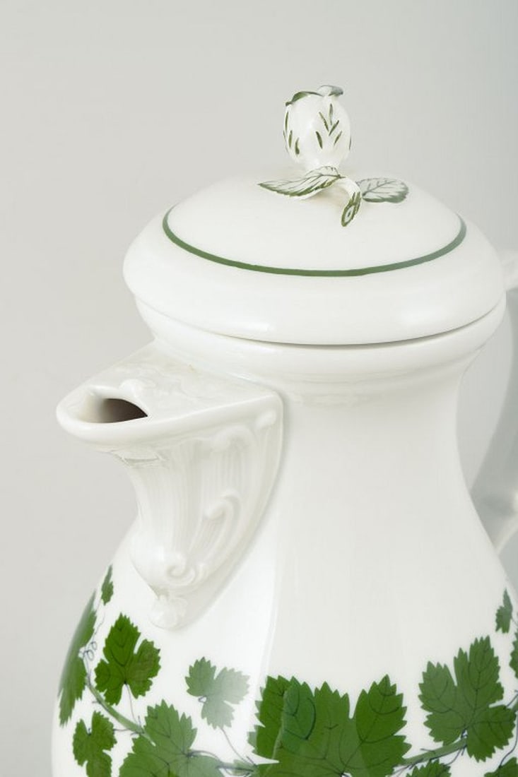 Meissen, Germany. Green Vine-Leaf Pattern porcelain coffee pot with lid. 20th century. - 3