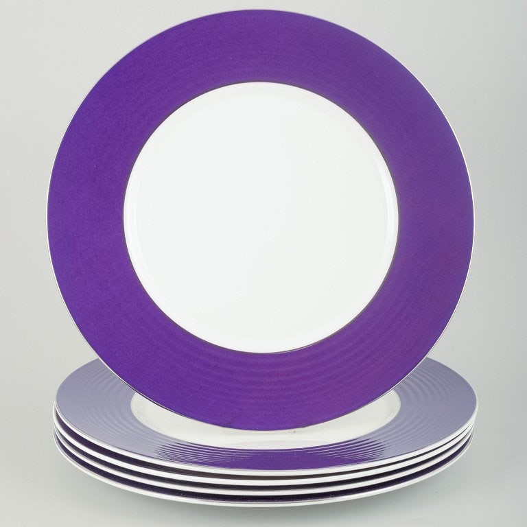 Gordon Ramsay for Royal Doulton, England. Five large dinner plates in porcelain. Late 20th century /: Royal Doulton for Gordon Ramsay, set of 5 plates. Five large dinner plates designed by Gordon Ramsay for Royal Doulton. Classic modern design with a white center and a broad, deep purple rim, adding b