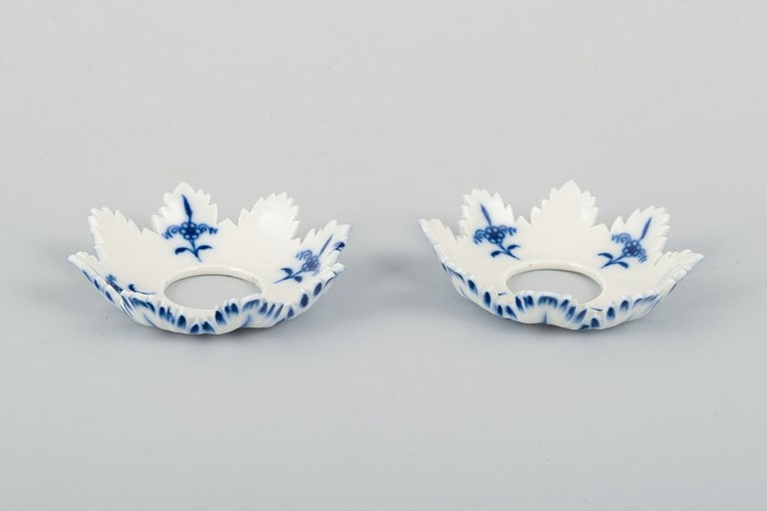 Meissen, Germany. Two Onion Pattern porcelain candle drip pans. 20th century. - 2