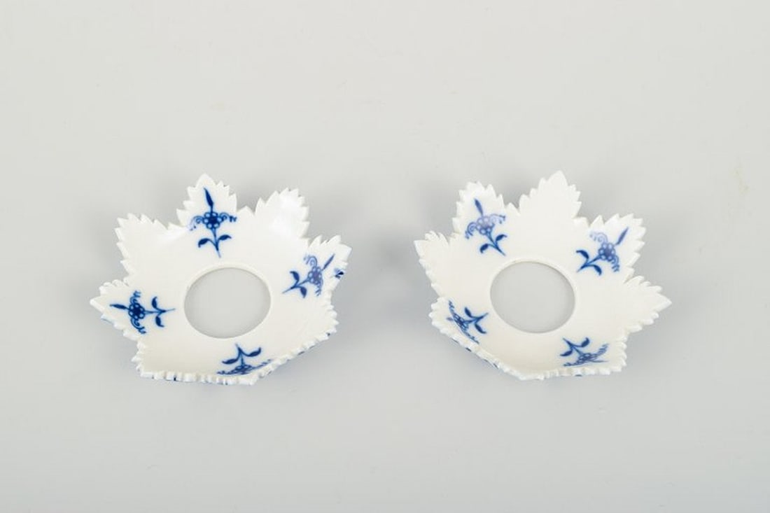 Meissen, Germany. Two Onion Pattern porcelain candle drip pans. 20th century. - 3