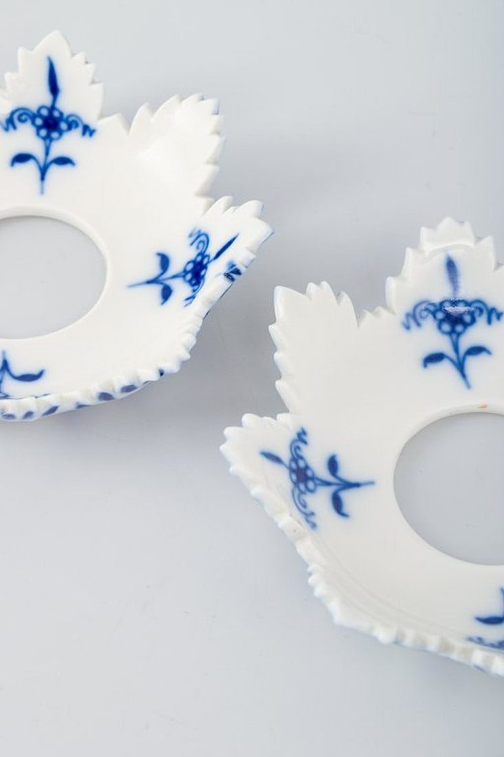 Meissen, Germany. Two Onion Pattern porcelain candle drip pans. 20th century. - 4