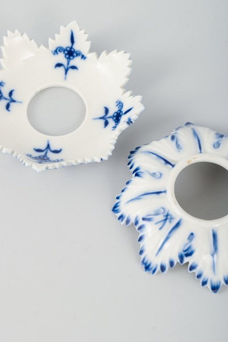 Meissen, Germany. Two Onion Pattern porcelain candle drip pans. 20th century. - 5