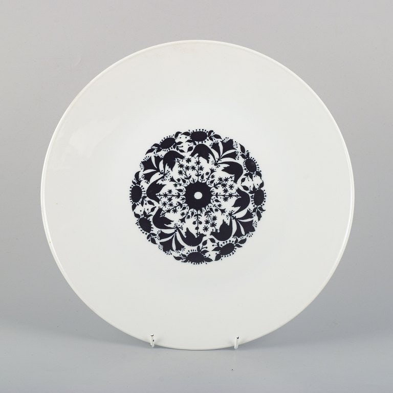 Rosenthal, Germany. Nine 'Hilton' porcelain dishes. 1970s/80s. (1 of 4)