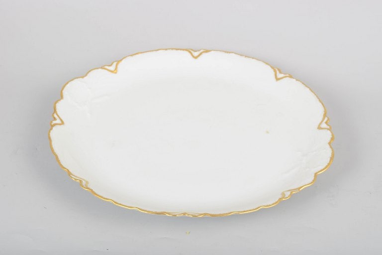 Haviland & Co Limoges, France. Large porcelain serving dish with scalloped form and gilded - 2