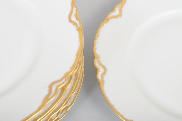 Haviland & Co Limoges, France. Set of seven porcelain dinner plates with scalloped edges and gilded - 3