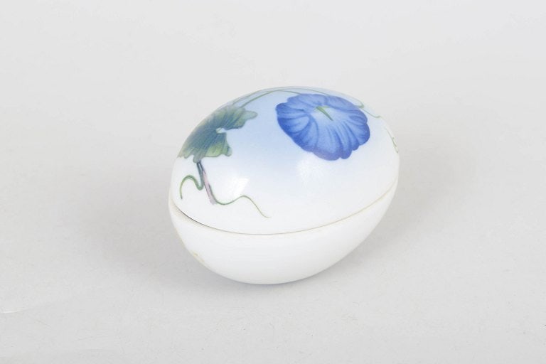 Bing & Grøndahll, Denmark. Egg-shaped porcelain lidded trinket with floral decoration in blue (1 of 4)