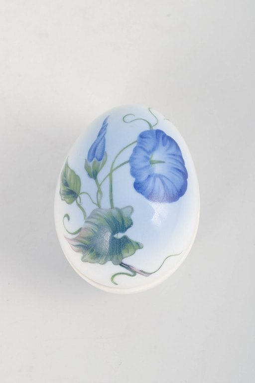 Bing & Grøndahll, Denmark. Egg-shaped porcelain lidded trinket with floral decoration in blue - 2