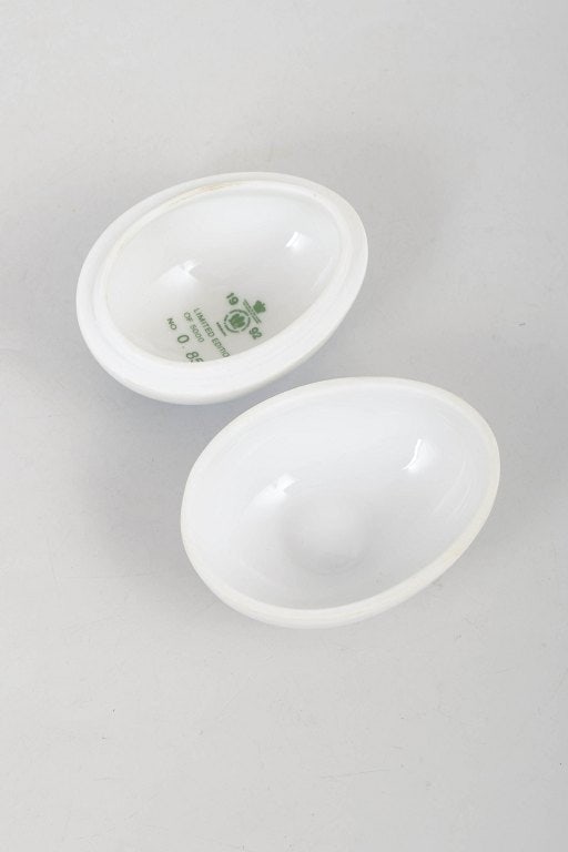 Bing & Grøndahll, Denmark. Egg-shaped porcelain lidded trinket with floral decoration in blue - 3
